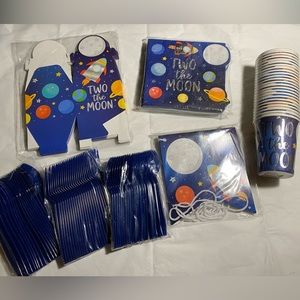 “Two” the Moon party decor